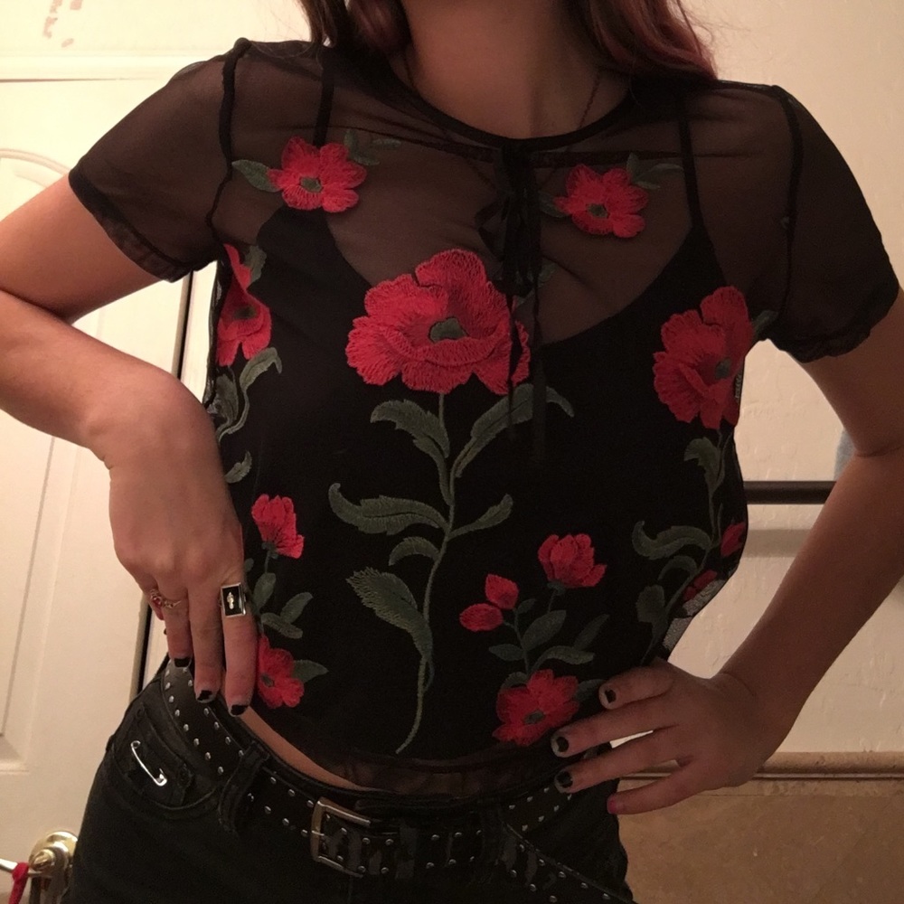 💌Rose Embroidered Crop Top💌